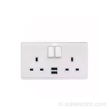 Witte stopcontacten met USB-aansluitingen en schakelaars